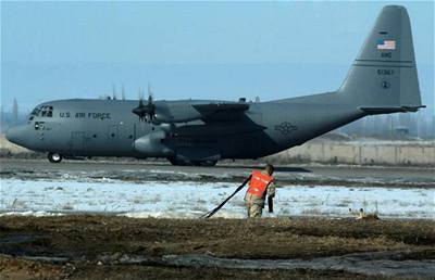 Letadlo na americké základn v kyrgyzském Manasu